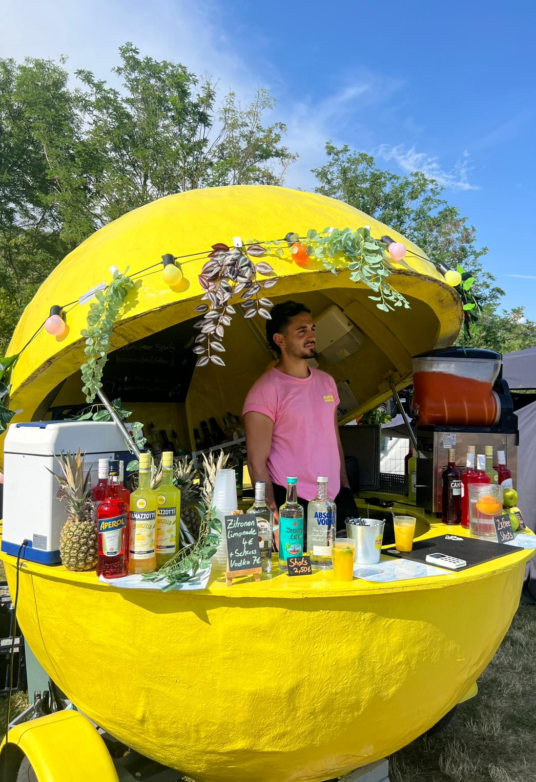 Die Cocktailbar von ’O Limone in Form einer großen gelben Zitrone auf einem Seefest