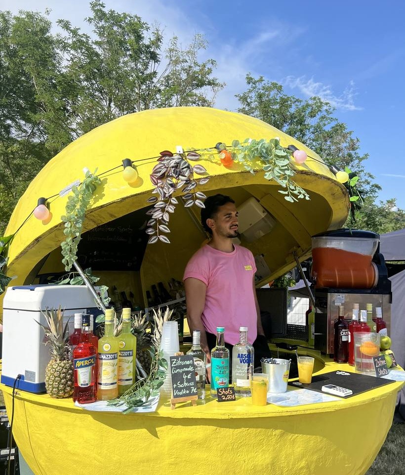 Nahaufnahme der ’O-Limone-Bar mit Aperol, frischer Ananas und Drinks