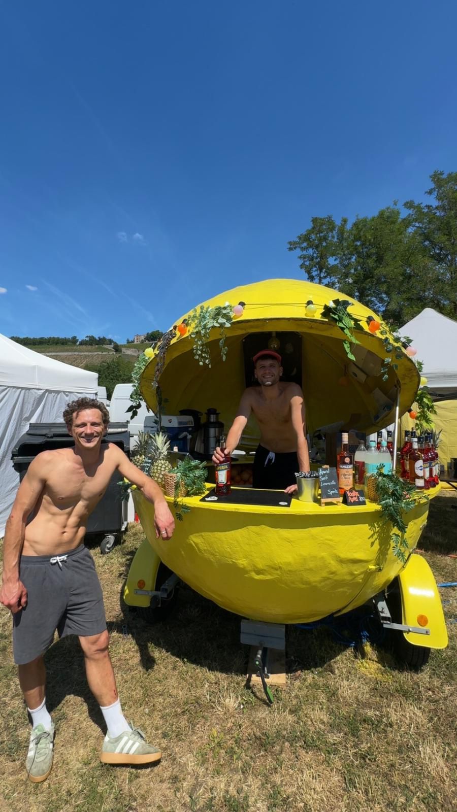 Matteo & Maurizio, die zwei Gründer von ’O Limone, vor ihrer mobilen Zitronen-Bar